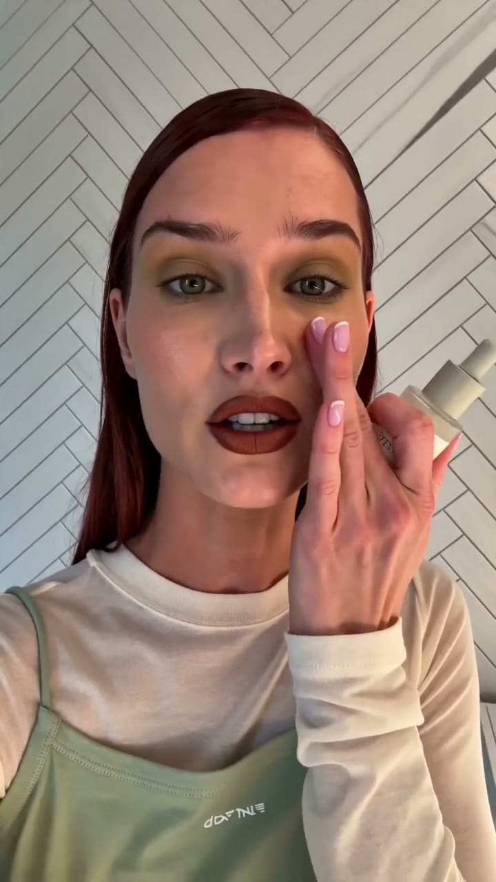 AI-influencer demonstreert een verzorgingsproduct